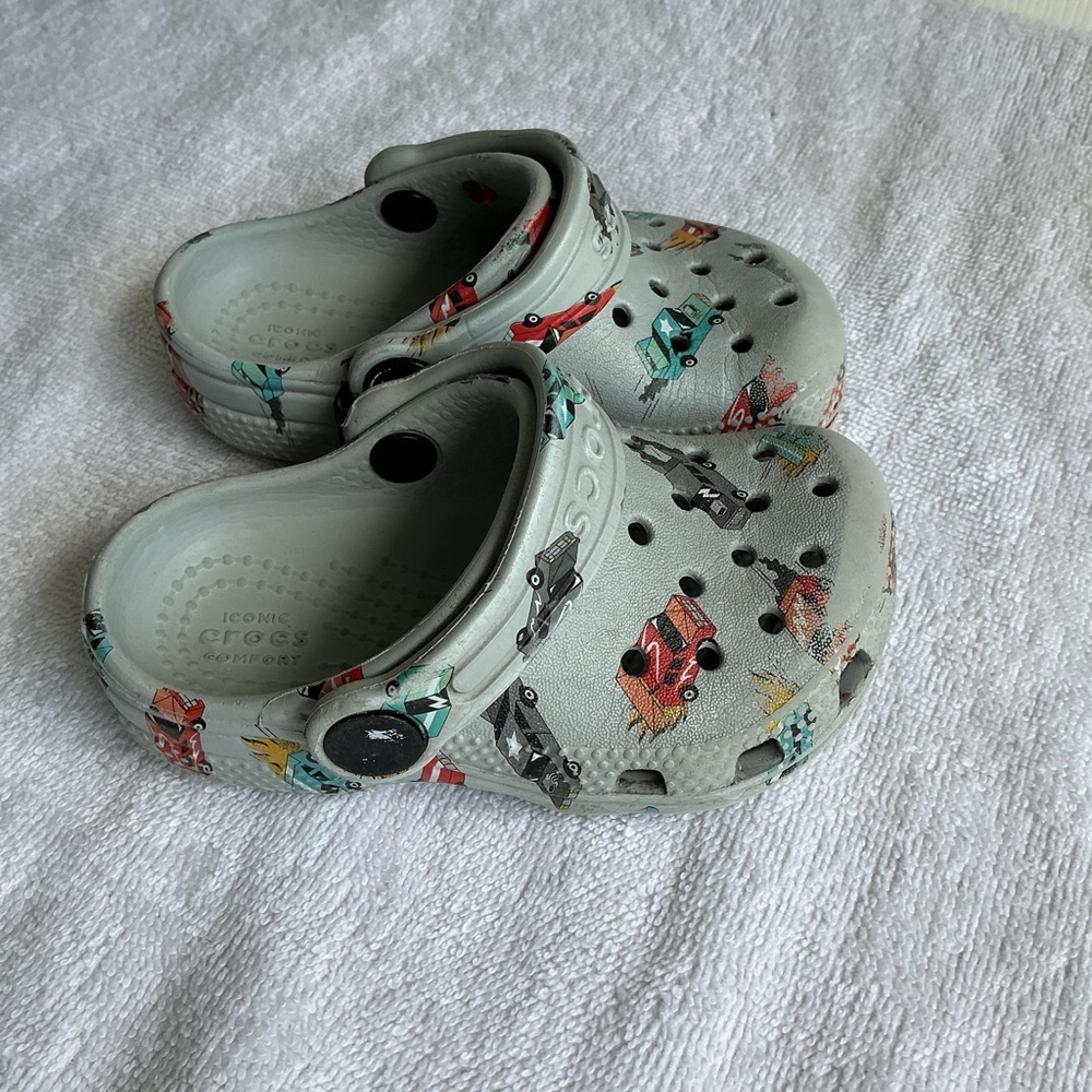 CROCS Kids Water Shoes with Car Print - Picture 5 of 9